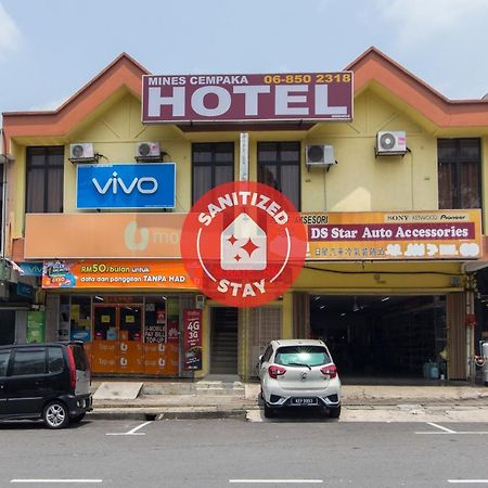 נילאי Oyo 44072 Mines Cempaka Hotel מראה חיצוני תמונה