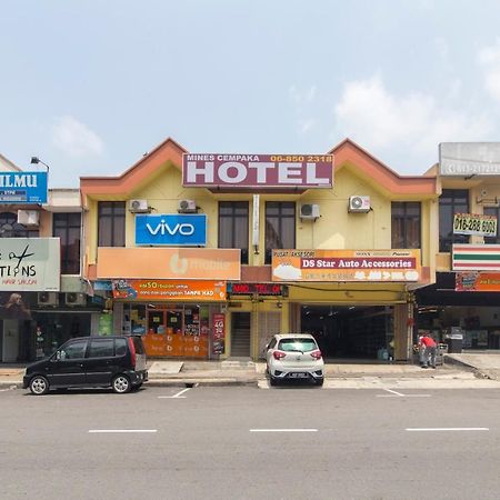 נילאי Oyo 44072 Mines Cempaka Hotel מראה חיצוני תמונה