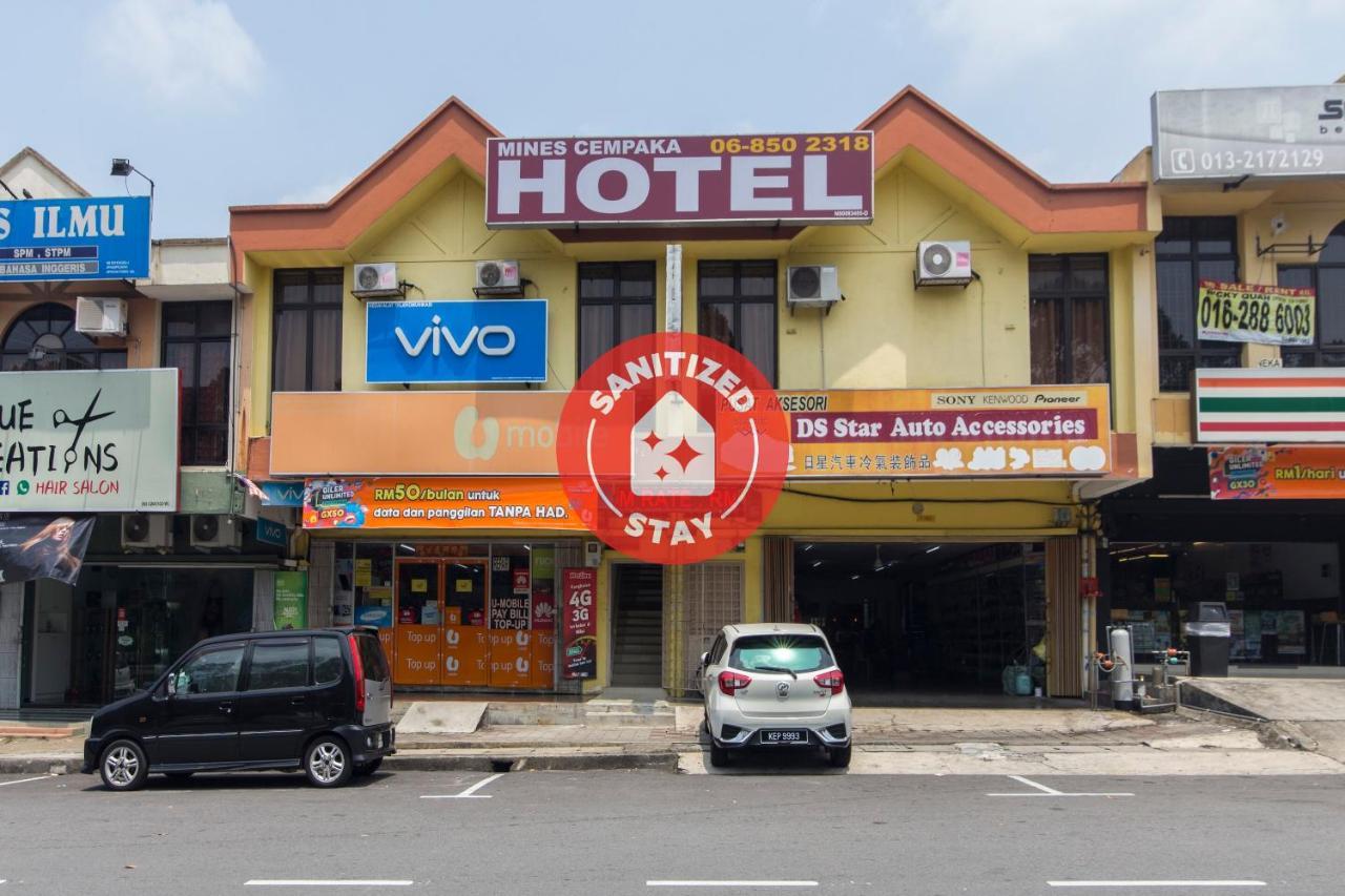 נילאי Oyo 44072 Mines Cempaka Hotel מראה חיצוני תמונה