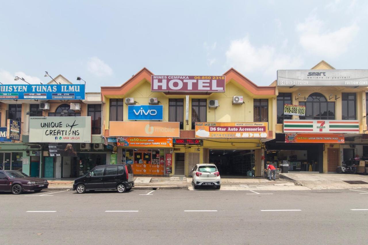נילאי Oyo 44072 Mines Cempaka Hotel מראה חיצוני תמונה