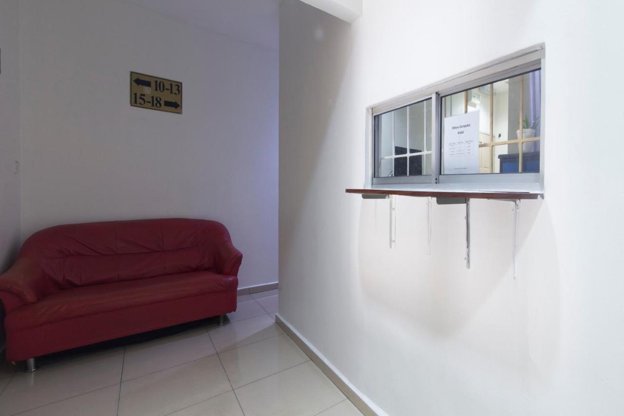 נילאי Oyo 44072 Mines Cempaka Hotel מראה חיצוני תמונה