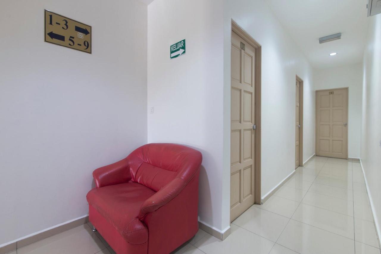 נילאי Oyo 44072 Mines Cempaka Hotel מראה חיצוני תמונה