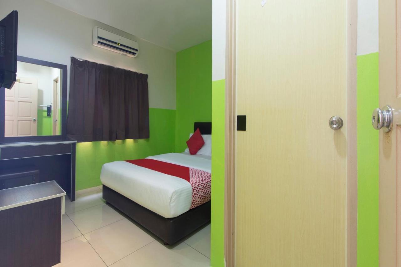 נילאי Oyo 44072 Mines Cempaka Hotel מראה חיצוני תמונה